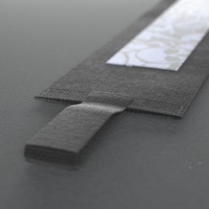 VOLT elastic wrist wraps, BlackEdition (grey print), close-up of the thumb loop #BlackEdition